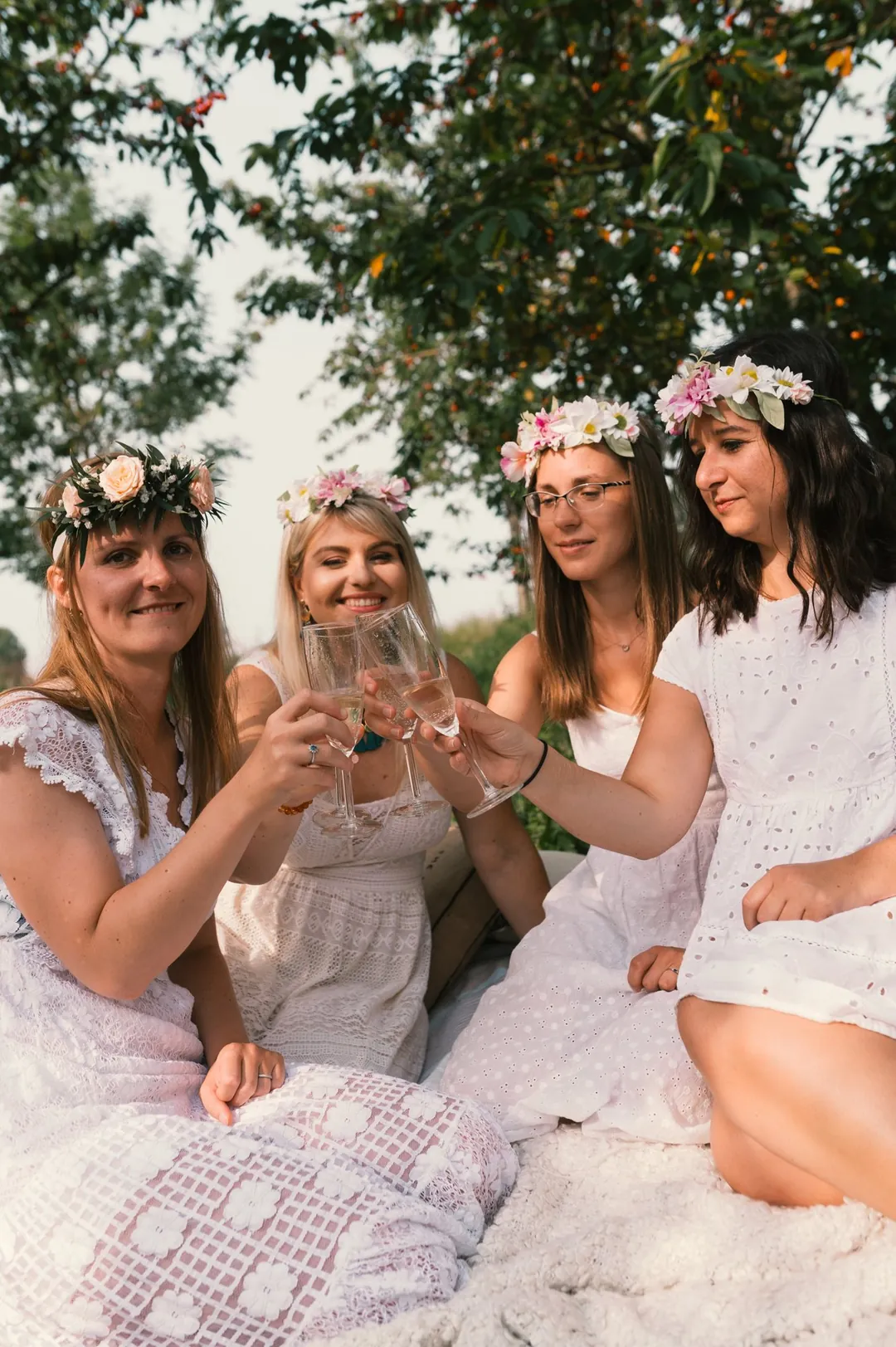 Un enterrement de vie de jeune fille, couronnes de fleurs, on trinque