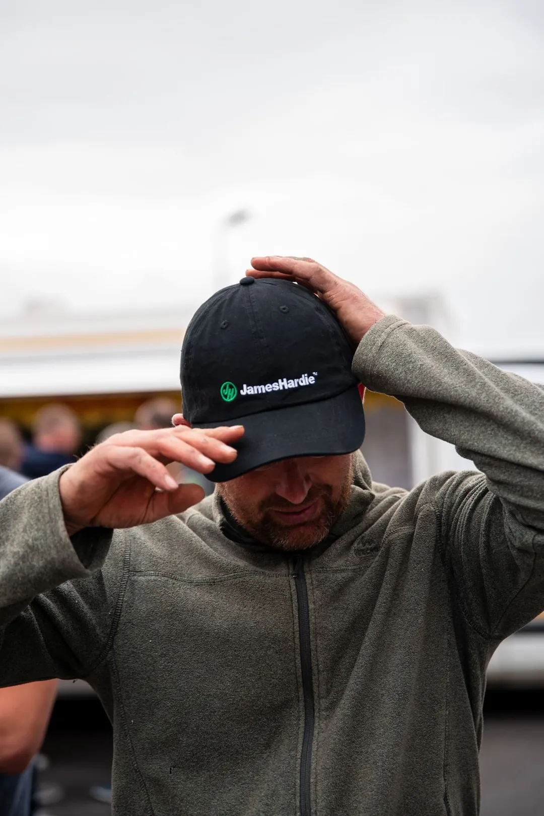 Un homme ajuste sa casquette