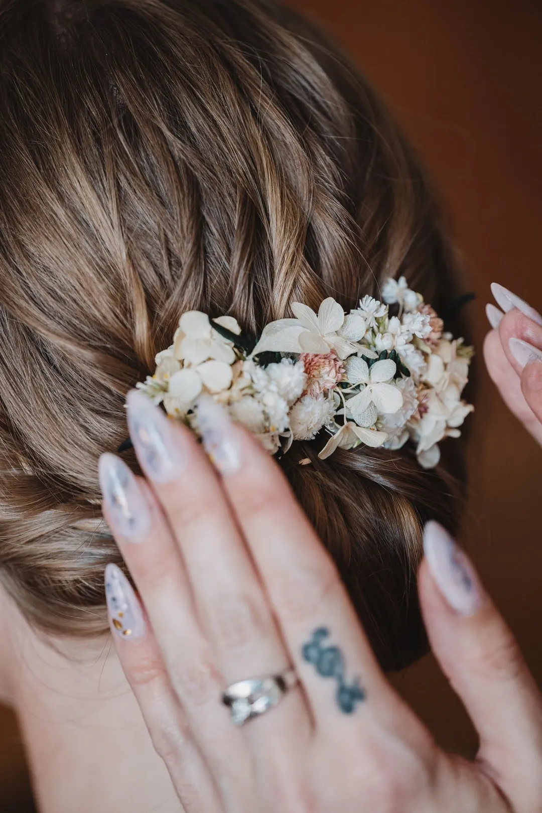 Une barrette de fleurs piquée dans les cheveux