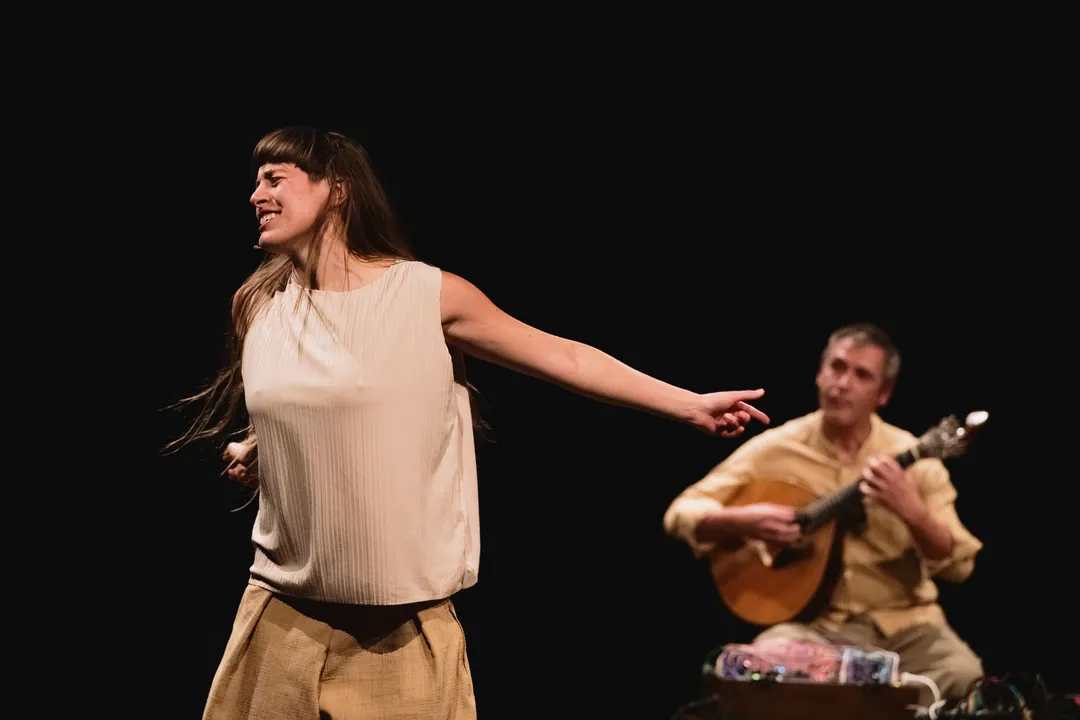 Une chanteuse danse face à un musicien