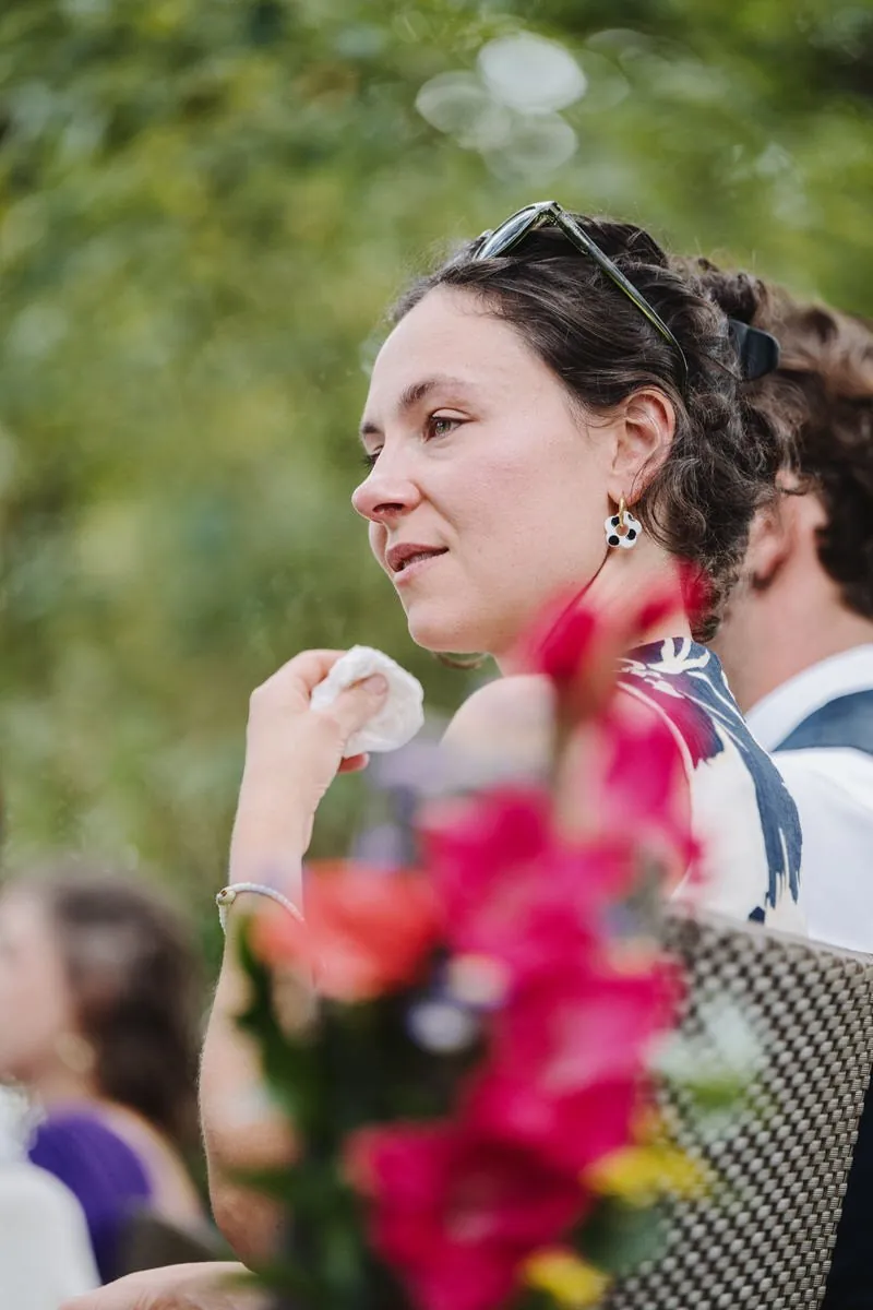 Une invitée émue pendant la cérémonie