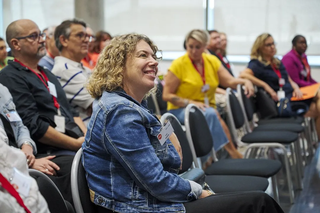 Une salle attentive pendant une assemblée