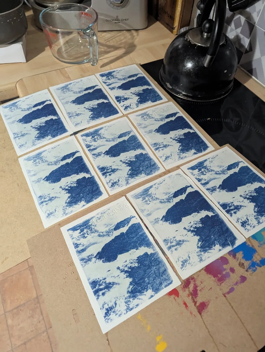Une série de cyanotypes qui sèchent sur la table