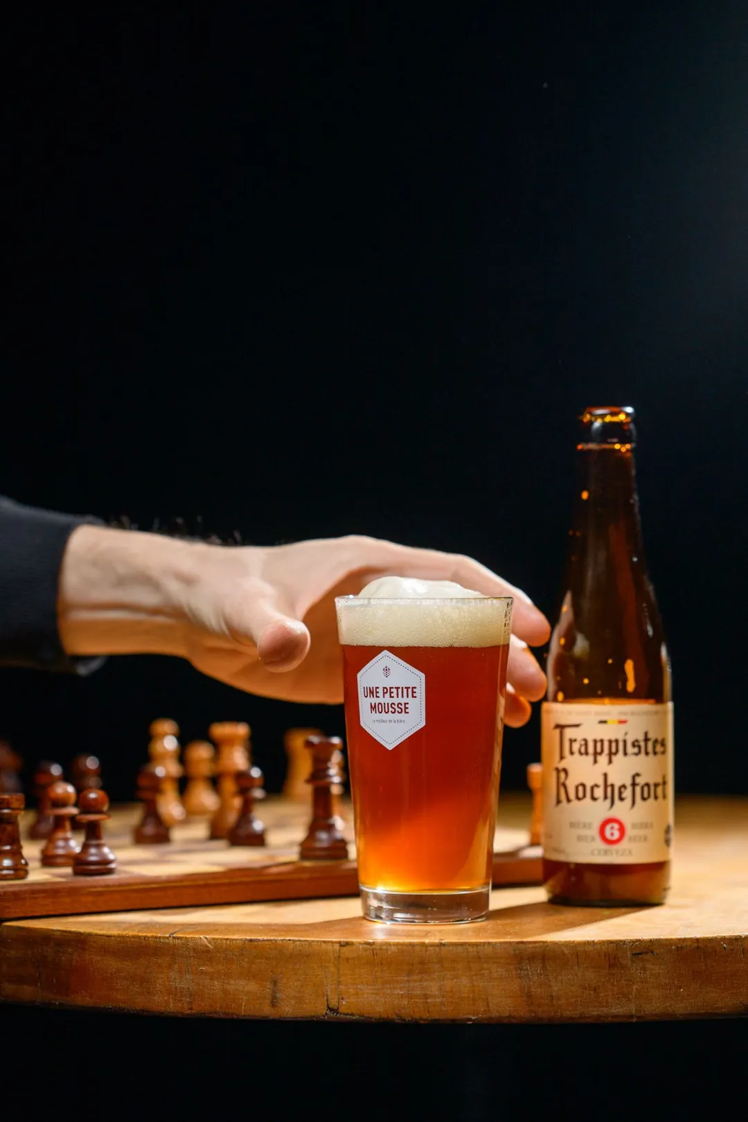 Verre de bière trappiste près d'un échiquier